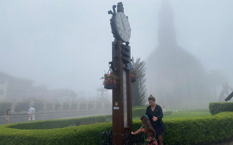 Igreja Sâo Pedro em dia de chuva e neblina