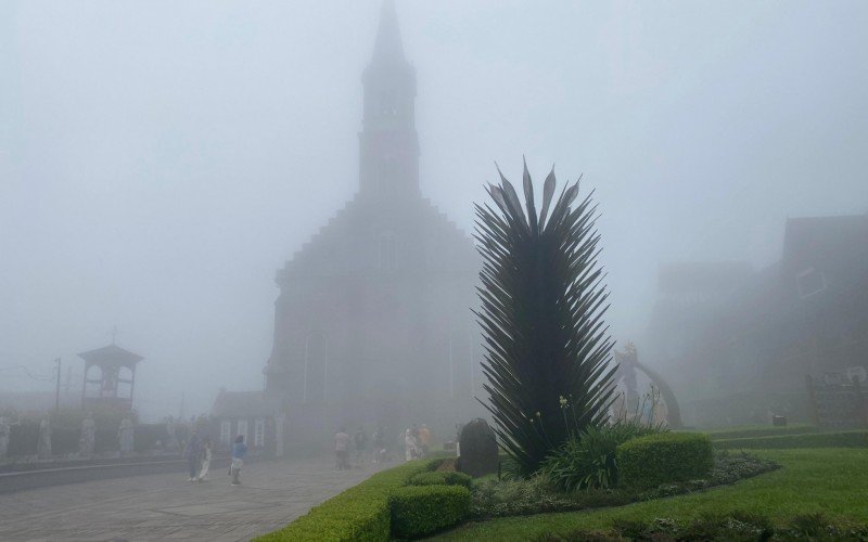 Igreja São Pedro em dia de chuva e neblina