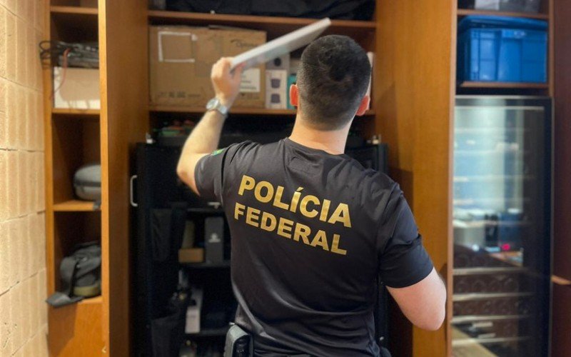 Operação conjunta da PF com a Corregedoria da Receita Federal do Brasil mirou servidores públicos, um policial militar e envolvidos em esquema de desvio ilegal de materiais