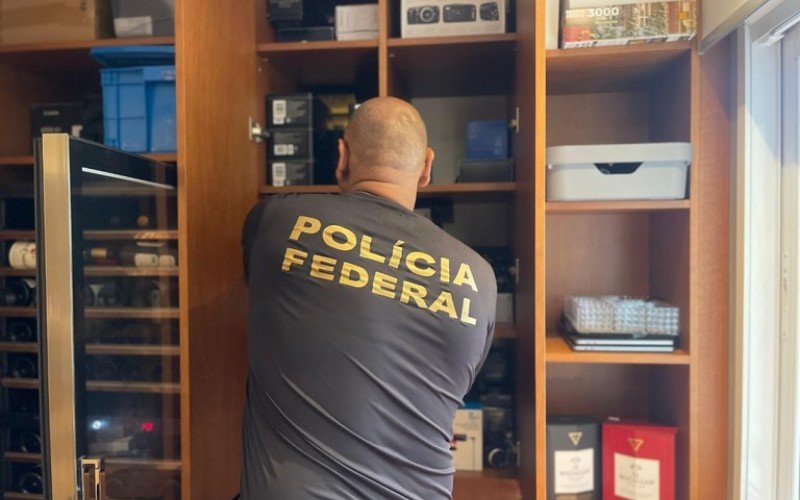 Operação conjunta da PF com a Corregedoria da Receita Federal do Brasil mirou servidores públicos, um policial militar e envolvidos em esquema de desvio ilegal de materiais