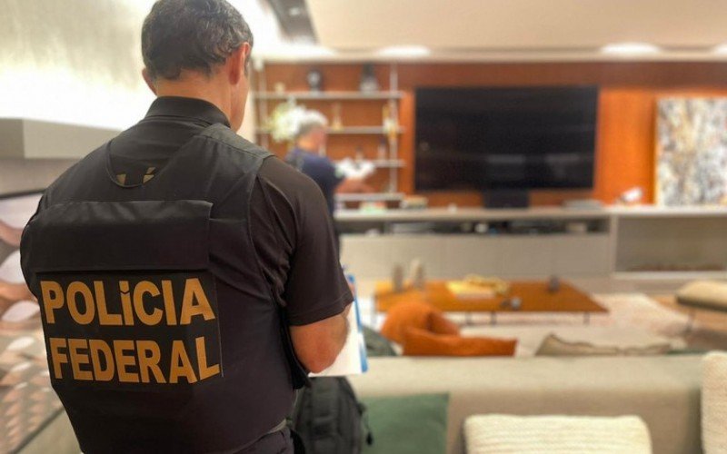 Operação conjunta da PF com a Corregedoria da Receita Federal do Brasil mirou servidores públicos, um policial militar e envolvidos em esquema de desvio ilegal de materiais