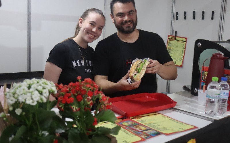 Ramon de Lemos e Caroline Almeida servem o Xis Alemão na Petiscaria do Alemão