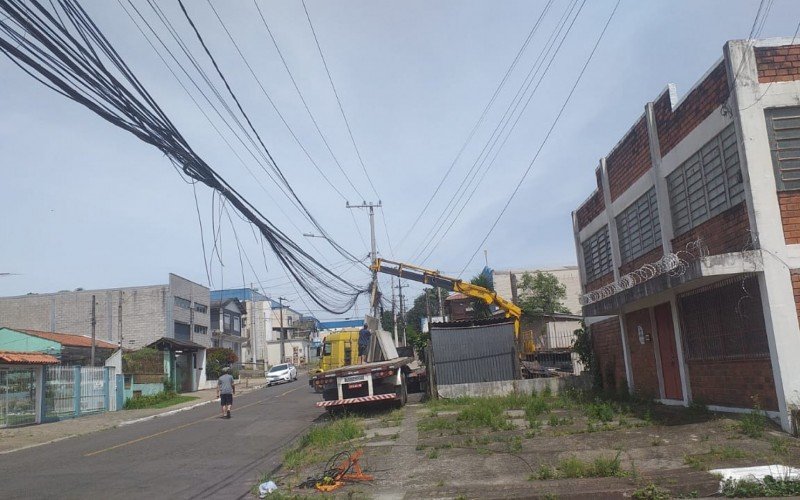 Morador reclama da altura dos fios na Rua Carlos Germano Burckle, no bairro Ideal | abc+
