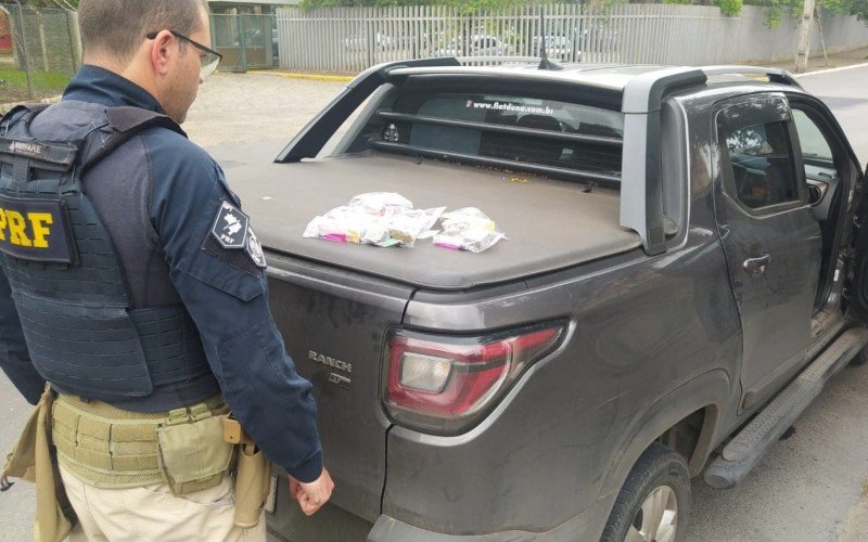 Homem é preso após ser flagrado com veículo roubado enquanto fazia tele-entrega de drogas na região
