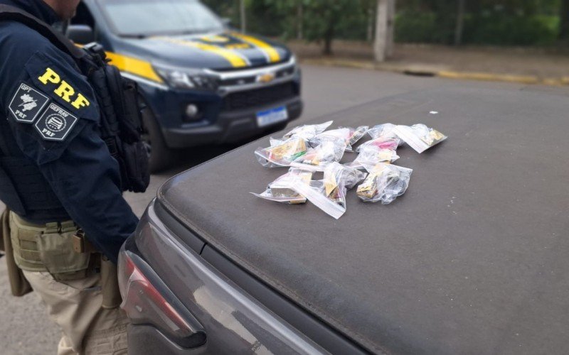 Homem é preso após ser flagrado com veículo roubado enquanto fazia tele-entrega de drogas na região