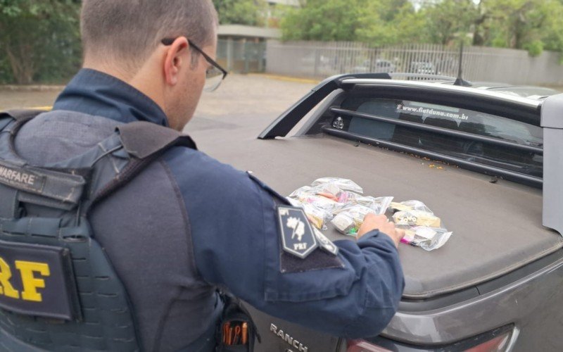 Homem é preso após ser flagrado com veículo roubado enquanto fazia tele-entrega de drogas na região