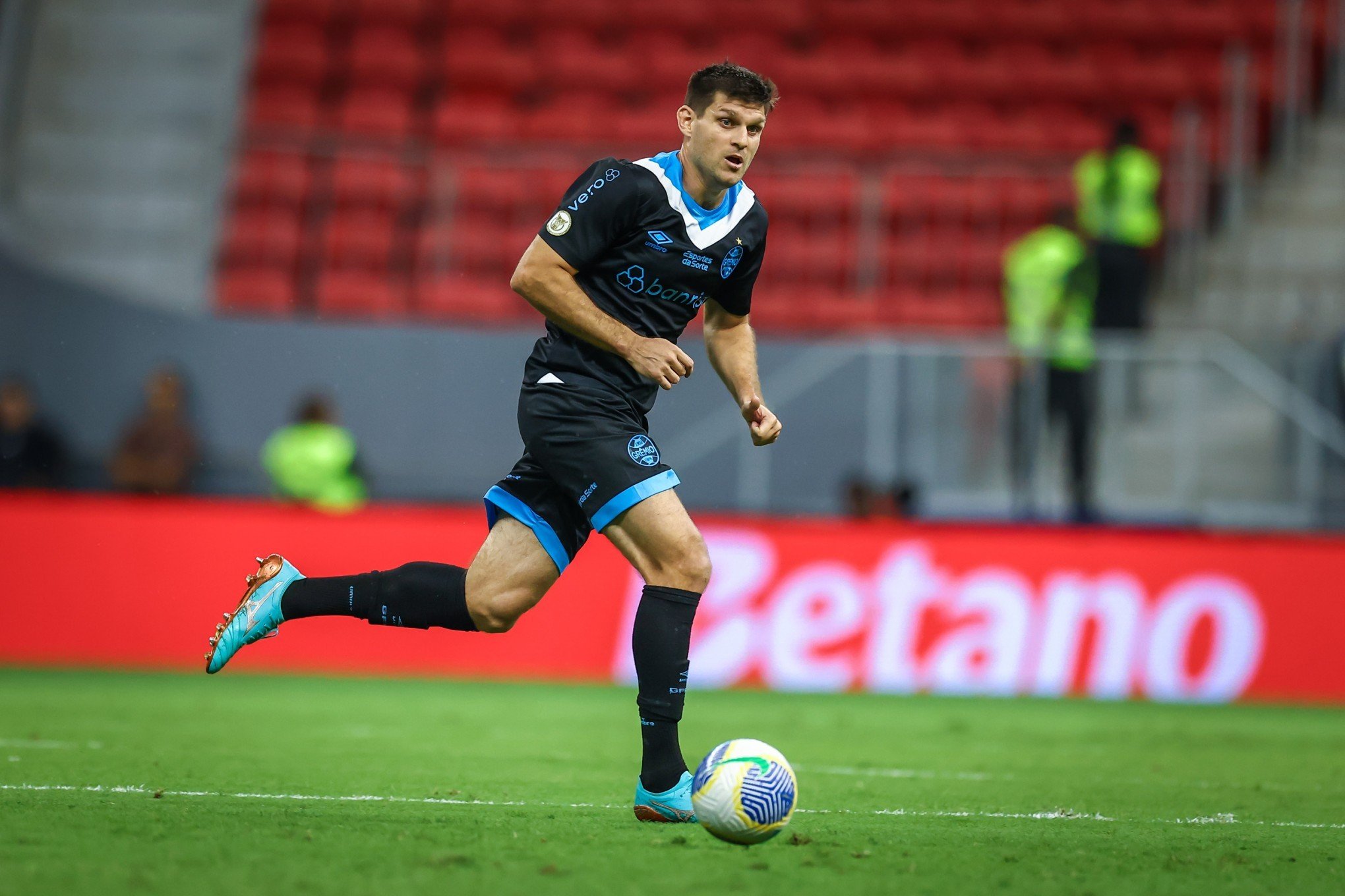 Grêmio confirma que Kannemann não joga mais em 2024; veja motivo e data de possível retorno