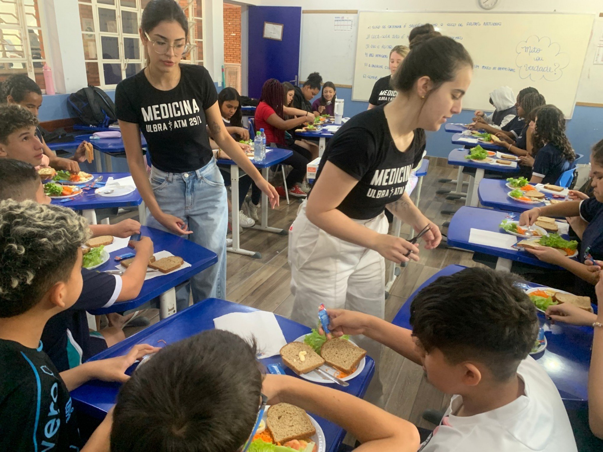 Alunos de Medicina da Ulbra ensinam práticas saudáveis em escola de Canoas