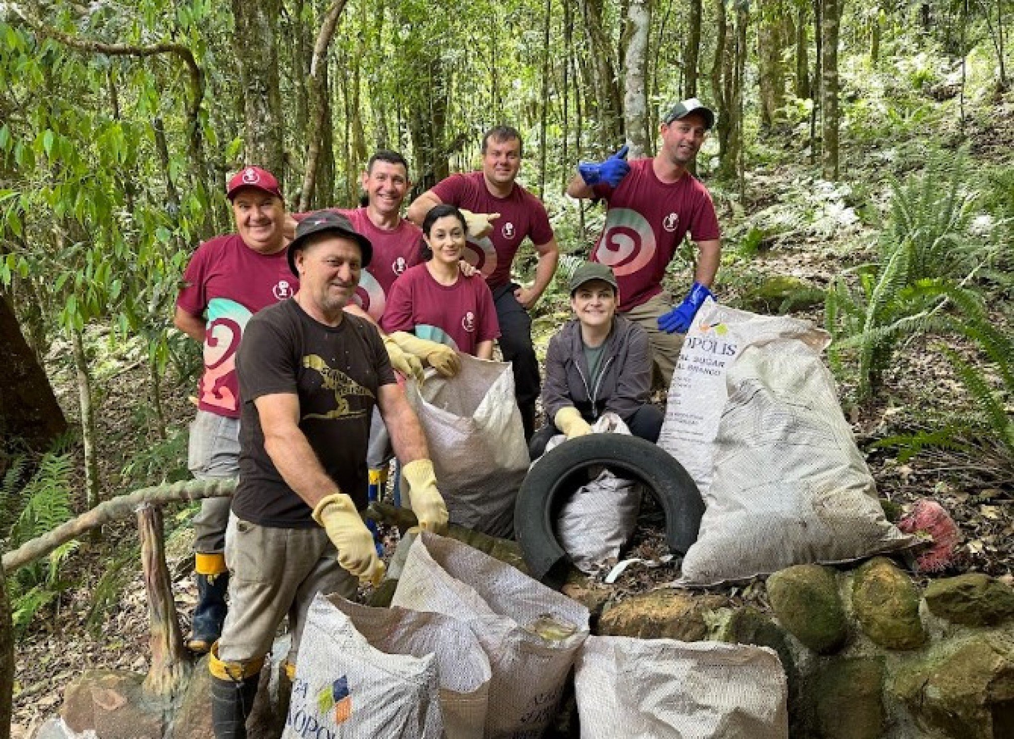 Iniciativa de equipe de parque temático faz limpeza no entorno do Arroio Canelinha