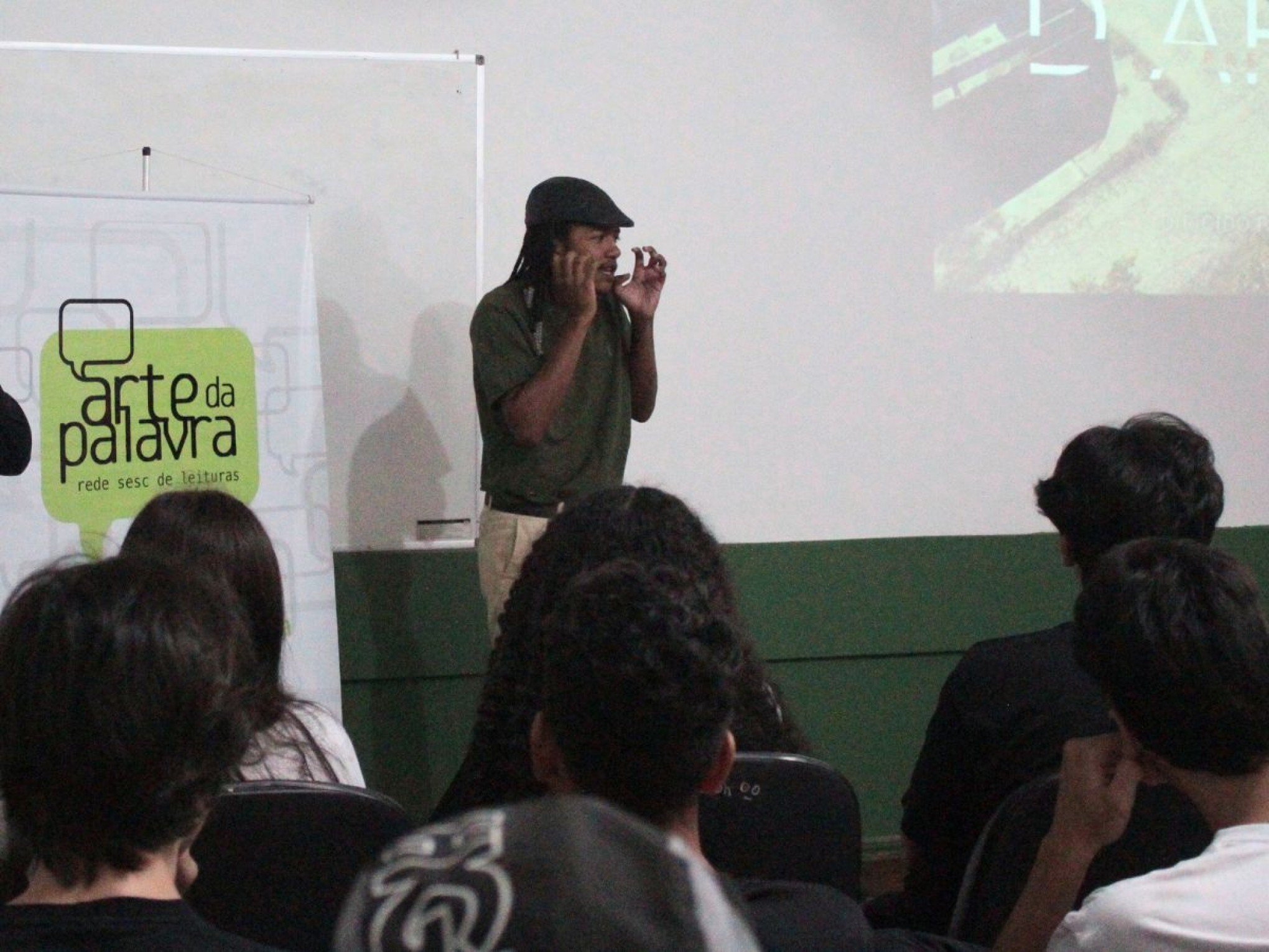 Preto Tipuá se apresenta para alunos no bairro Niterói em ação do Sesc