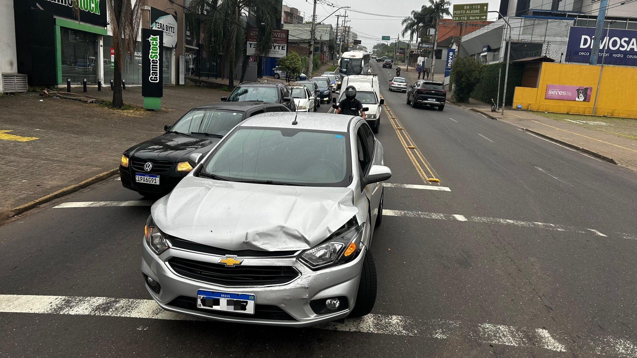 TRÂNSITO: Acidente causa congestionamento na entrada de Novo Hamburgo