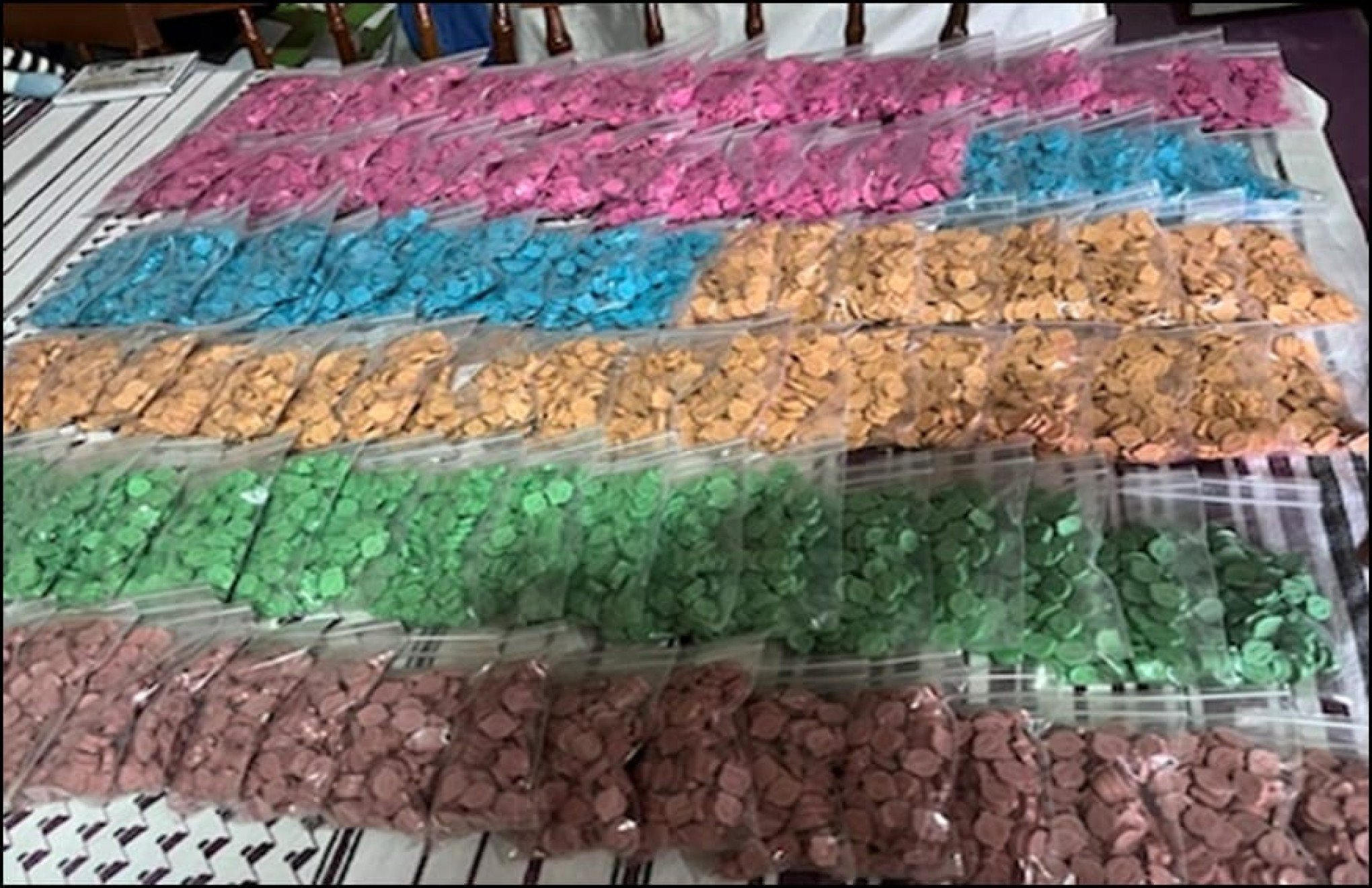 VÍDEO: Imagens mostram como funcionava fábrica de ecstasy que produzia centenas de comprimidos por minuto no RS