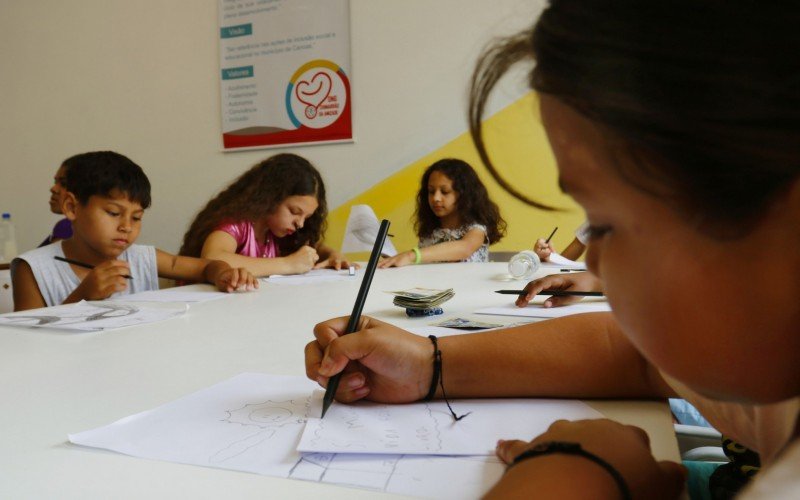 Crianças idealizaram cartões de natal com seus próprios desenhos durante oficina nesta quinta-feira (7)