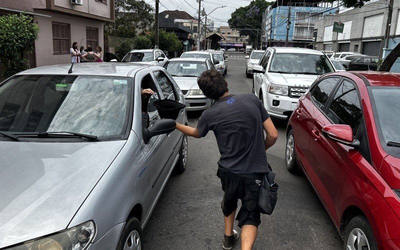 Após cada apresentação, Iago passa o chapéu e ganha gorjetas de motoristas