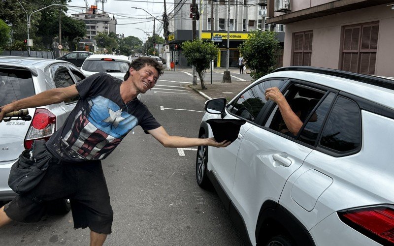 Após cada apresentação, Iago passa o chapéu e ganha gorjetas de motoristas