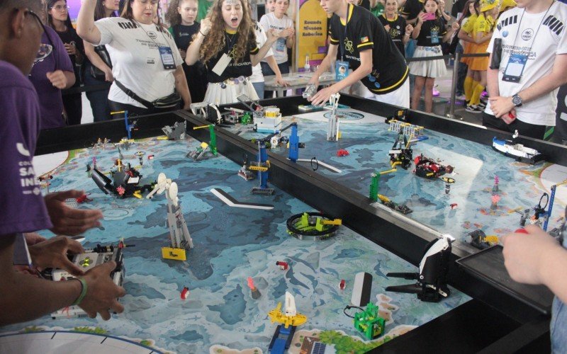 Estudantes de todo o Estado se reuniram no ginásio da nova Escola Sesi de Ensino Médio