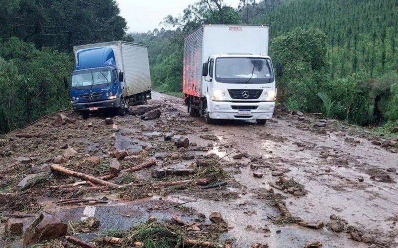 Enxurrada causou deslizamento de terra no Paraná | abc+