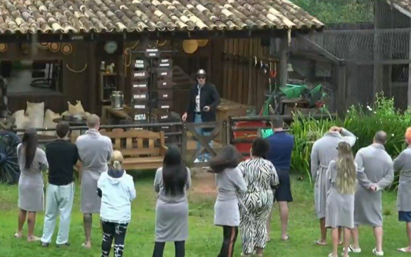 "A pessoa que mais combina com o lixo aqui é a Gizelly", diz Sacha em A Fazenda 16 | abc+