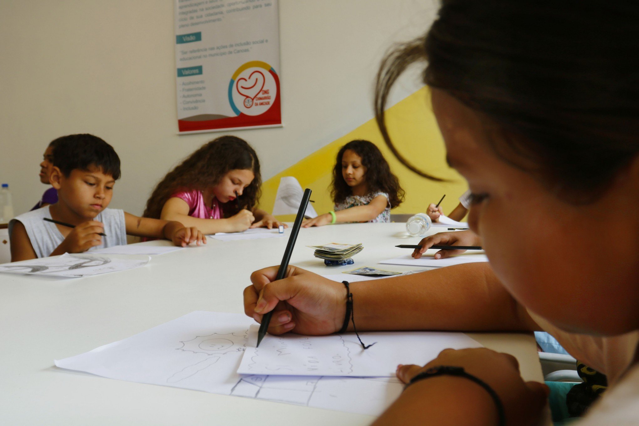 Crianças confeccionam cartões de natal na Associação Grupo Chimarrão da Amizade