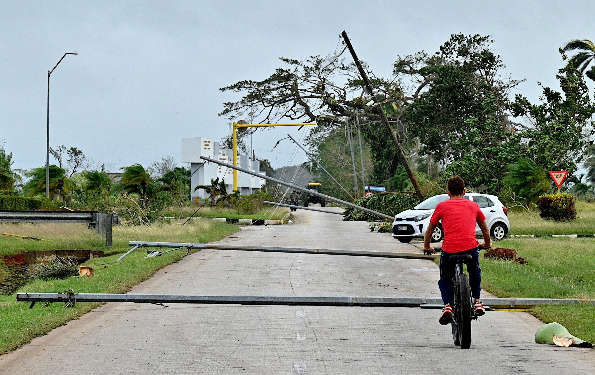 Furacão violento derruba rede elétrica e ondas enormes atingem costa de cidade de famosa de Cuba