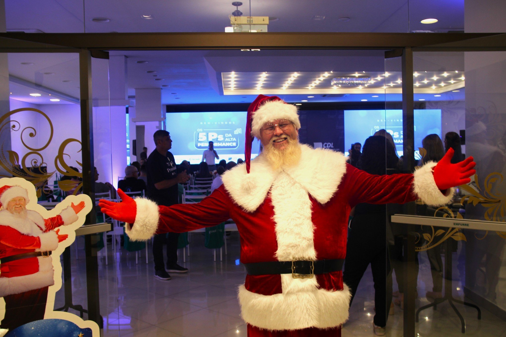 De vales-compras a carros e apartamentos: campanhas de Natal enchem comércios de prêmios