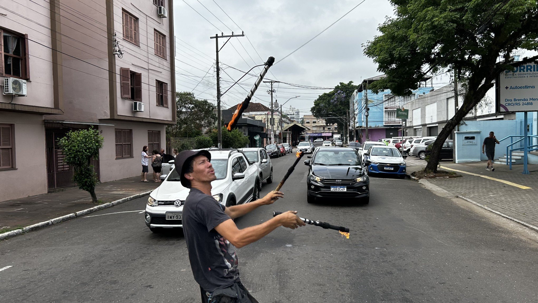 Malabarista usa a arte de rua como expressão e sobrevivência nas esquinas de Novo Hamburgo