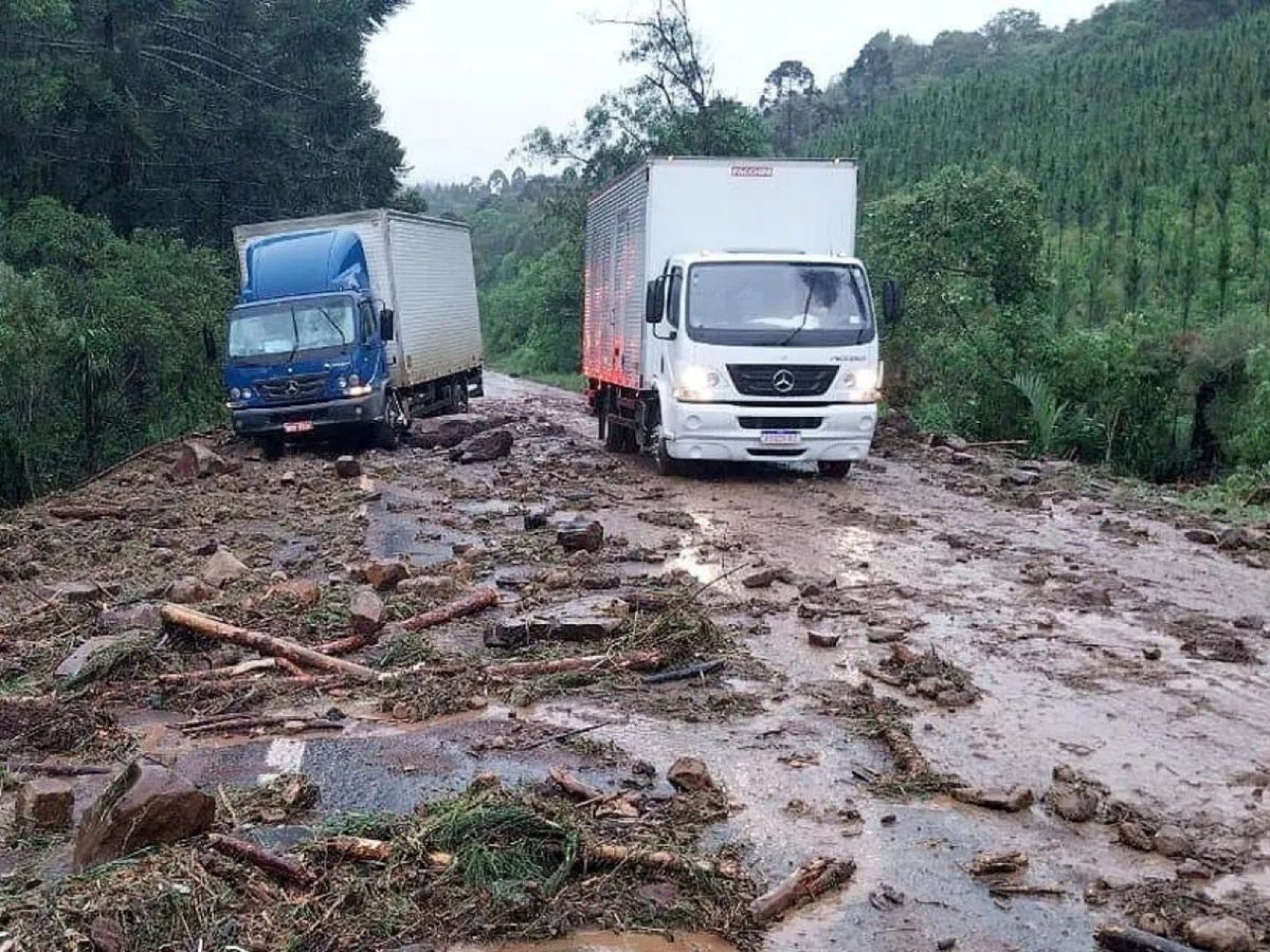 Chuva volumosa de 150mm causa inundação repentina e criança de 3 anos desaparece em enxurrada