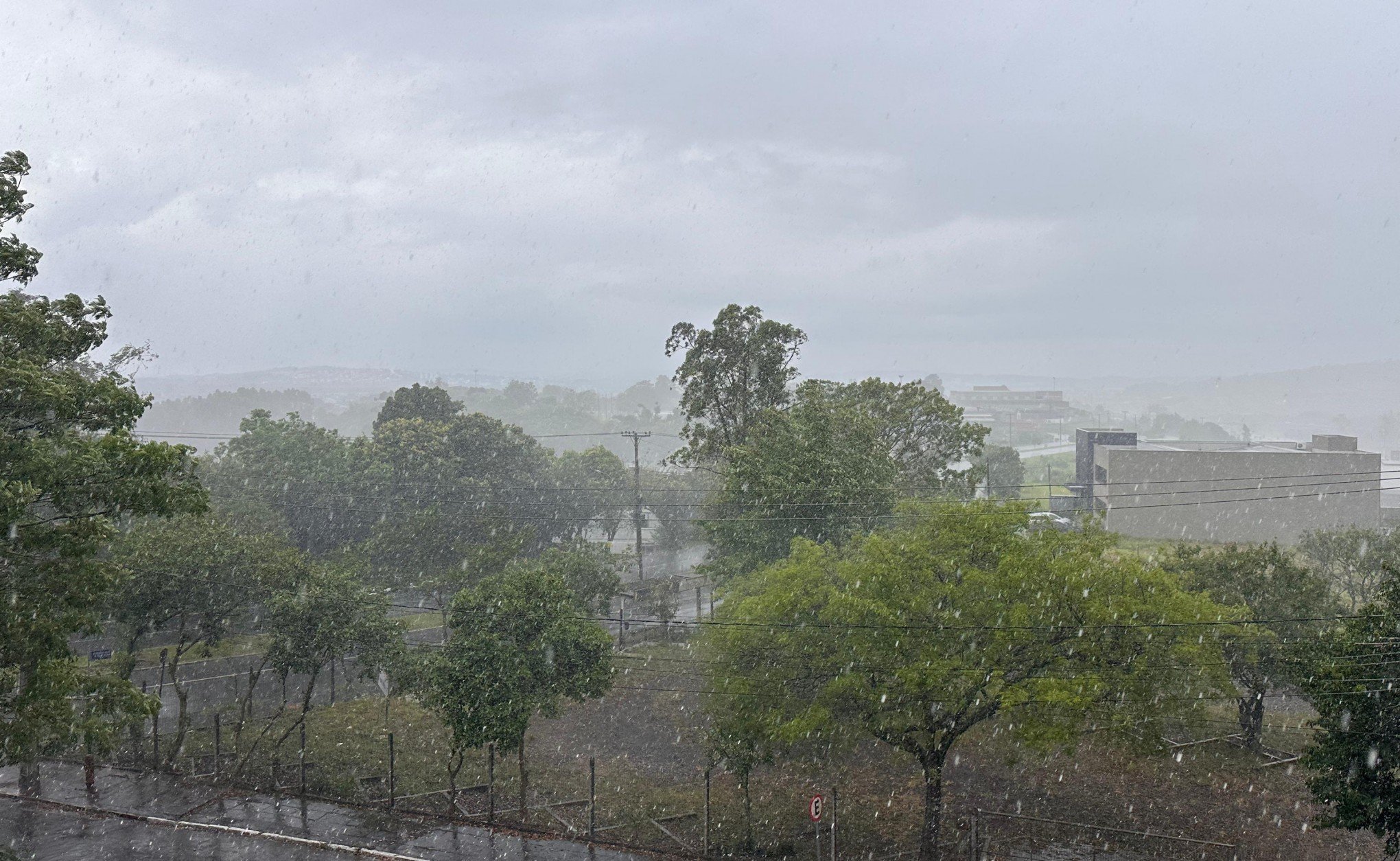 VÍDEO: Após dias de tempo nublado e calor, chuva chega forte ao Vale do Sinos