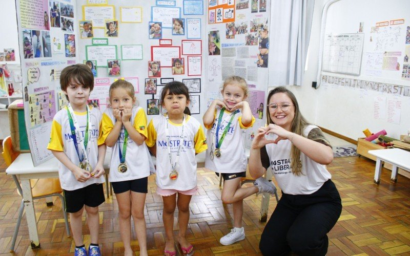 Alunos e professora fazem representação das emoções | abc+