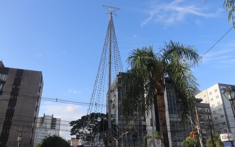 Árvore de Natal do Heinzbeer é montada na esquina entre a Rua Independência e a Avenida João Corrêa