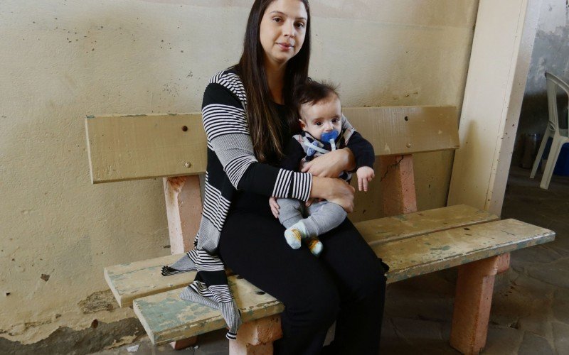 A gerente comercial Bianca Duarte, 23 anos, aguardou pelo atendimento junto com filho João Pedro, 3 meses