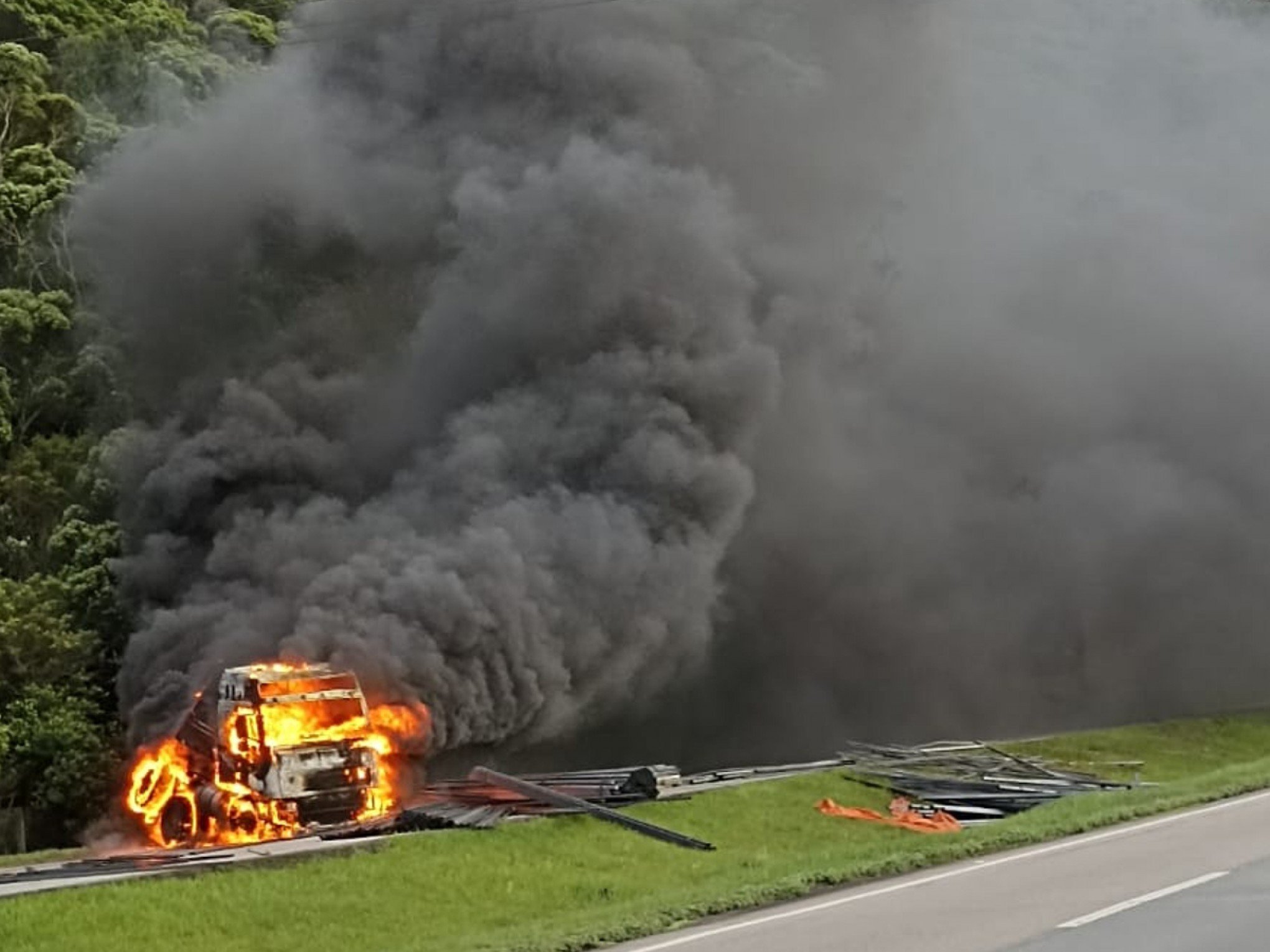 VÍDEO: Caminhão que vinha para o RS pega fogo na BR-101