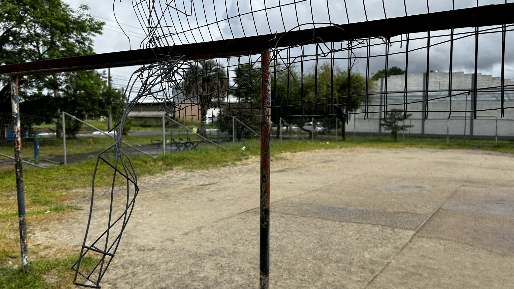 Grade com arames pontudos e playground quebrado expõem crianças a riscos em praça de Novo Hamburgo