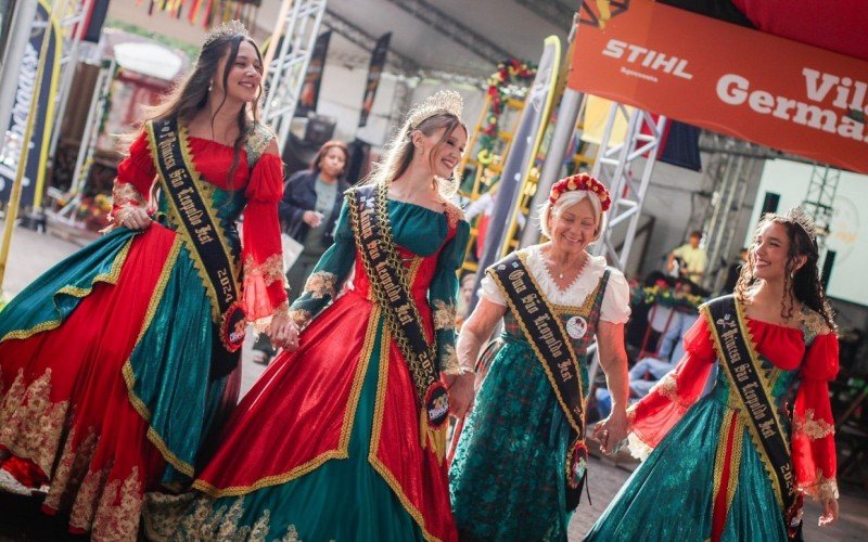  Todos os dias as soberanas da festa recepcionam os visitantes 