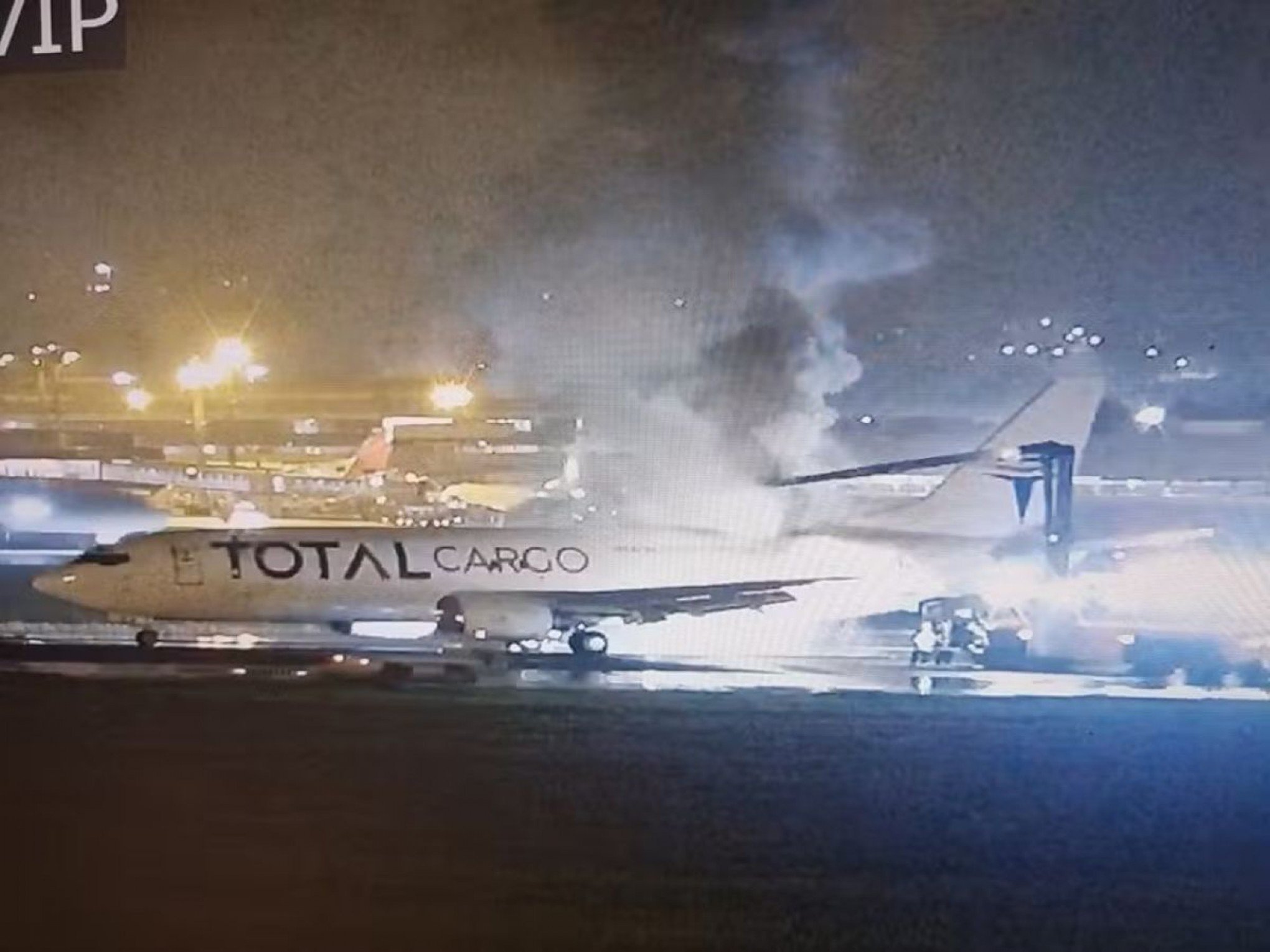 Avião pega fogo e precisa fazer pouso de emergência em aeroporto