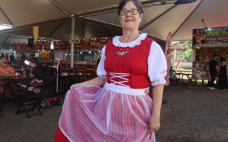 Jussara participa do grupo de dança alemã Flores do Dia