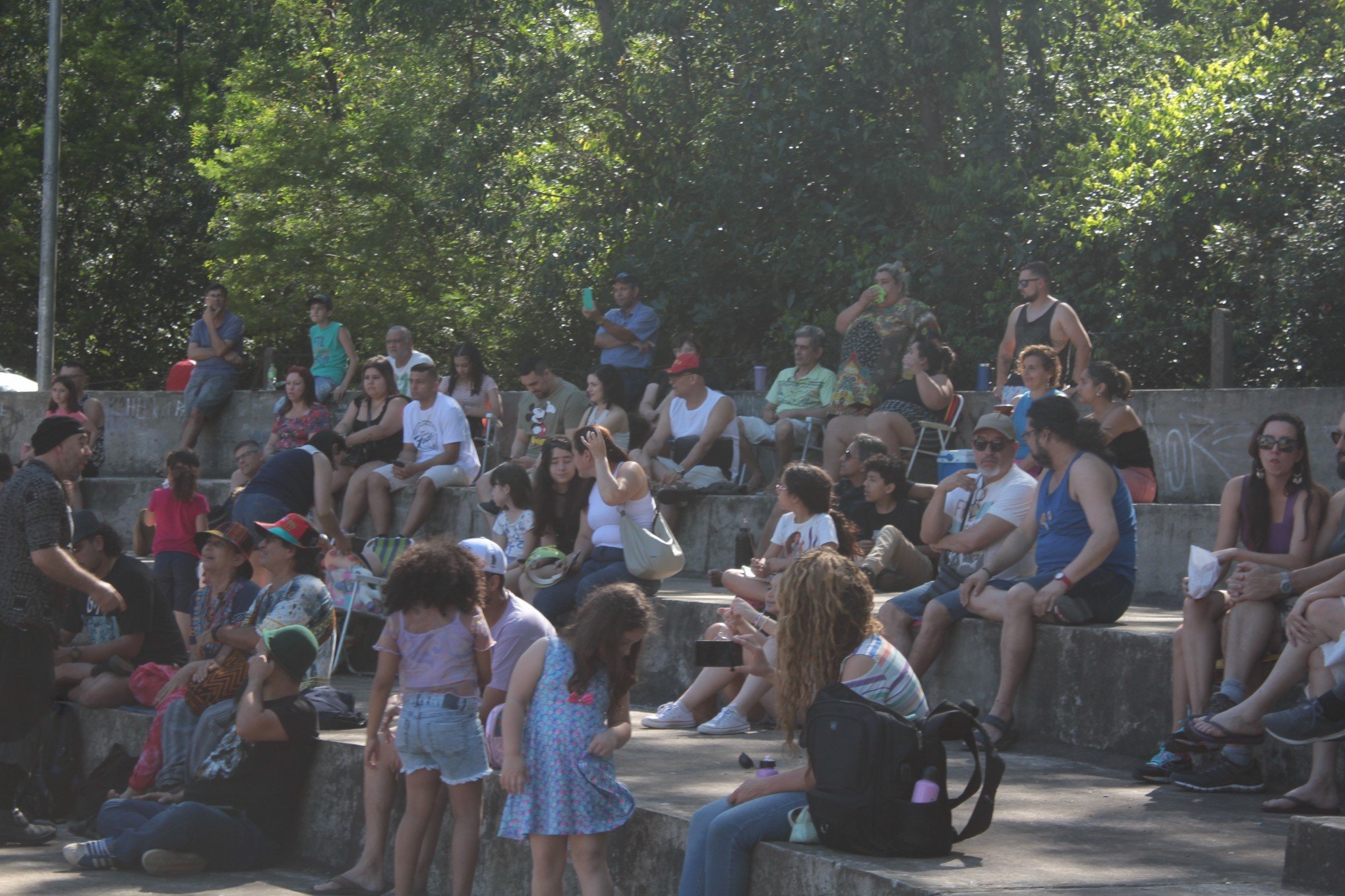 Atrações artísticas reúnem dezenas de pessoas no anfiteatro do Parque Getúlio Vargas