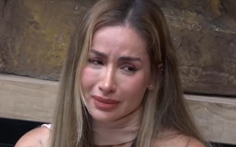 Babi não se conteve e caiu no choro ao ver Zé Love, em A Fazenda 16 | abc+