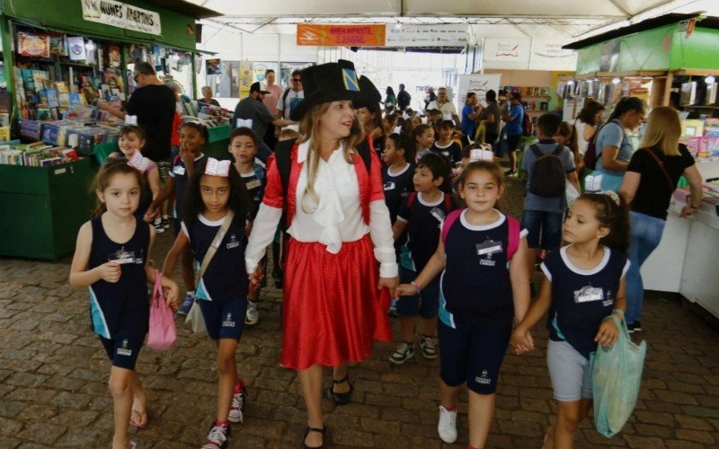 Nossa Professora Maluquinha, Chris Oliveira conduziu as crianças, na Feira do Livro da capital, nesta segunda-feira (11)