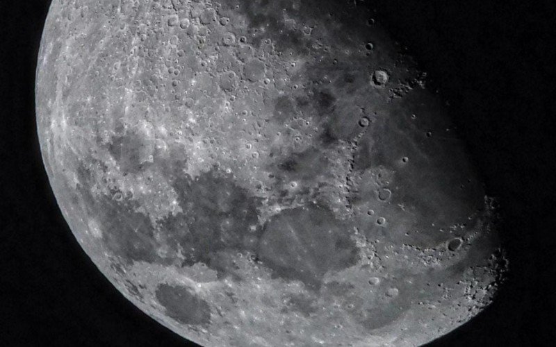 Durante encontro com Saturno, imagens ampliadas mostram beleza da Lua | abc+