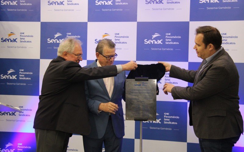 Gerson Müller, Luiz Carlos Bohn e Márcio Lüders fizeram o descerramento da placa de inauguração