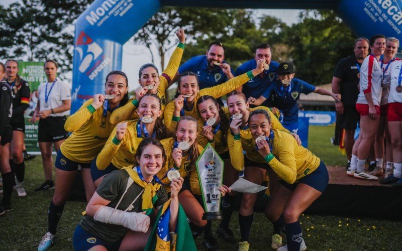 Jogadoras do Brasil com a medalha de ouro no Mundial jogado na Argentina  | abc+