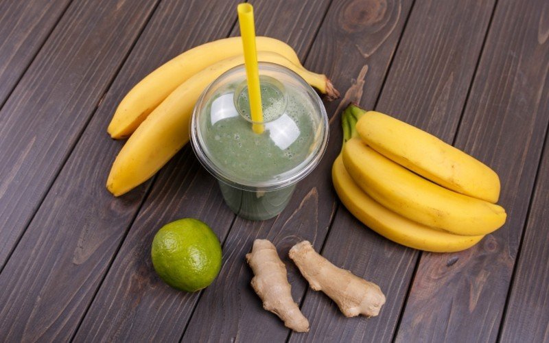 Bebida leva banana, gengibre e um pouco de suco de limão | abc+
