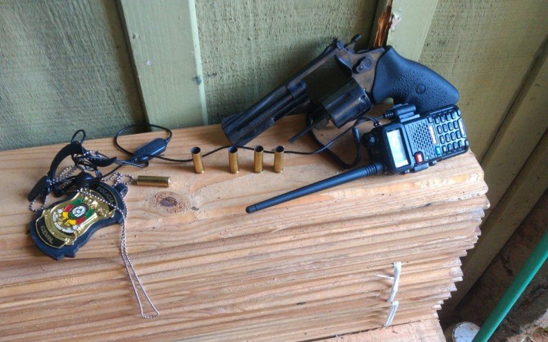 Arma e distintivo falso da Polícia Civil utilizados em assalto  | abc+
