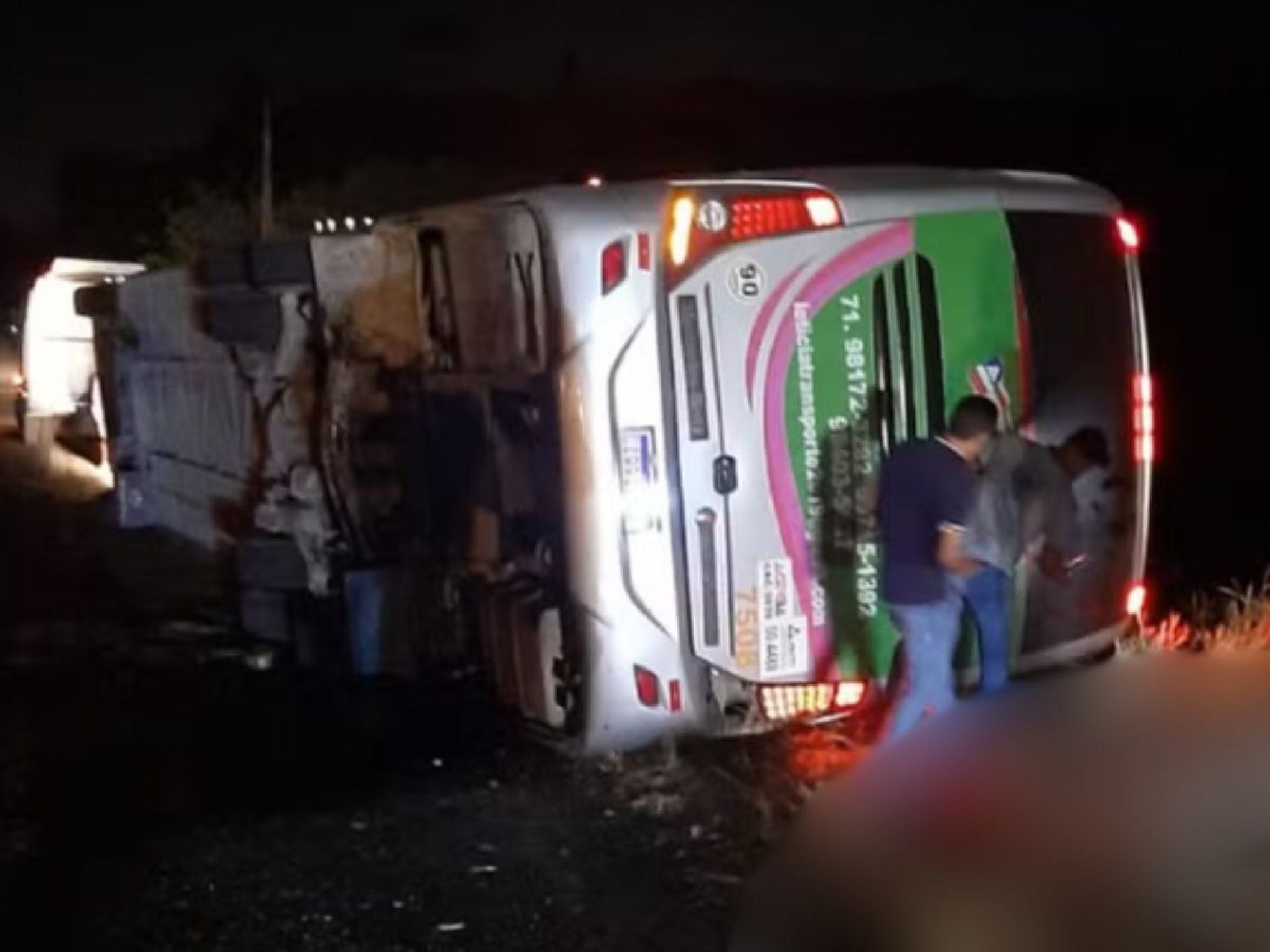 Acidente de ônibus com dezenas de passageiros deixa mortos e feridos