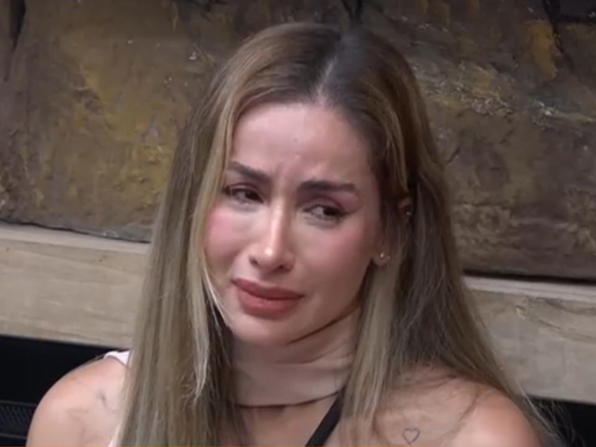 A FAZENDA 16: Mau caráter e lhama? Veja placas de Zé Love aos peões que geraram crise de choro