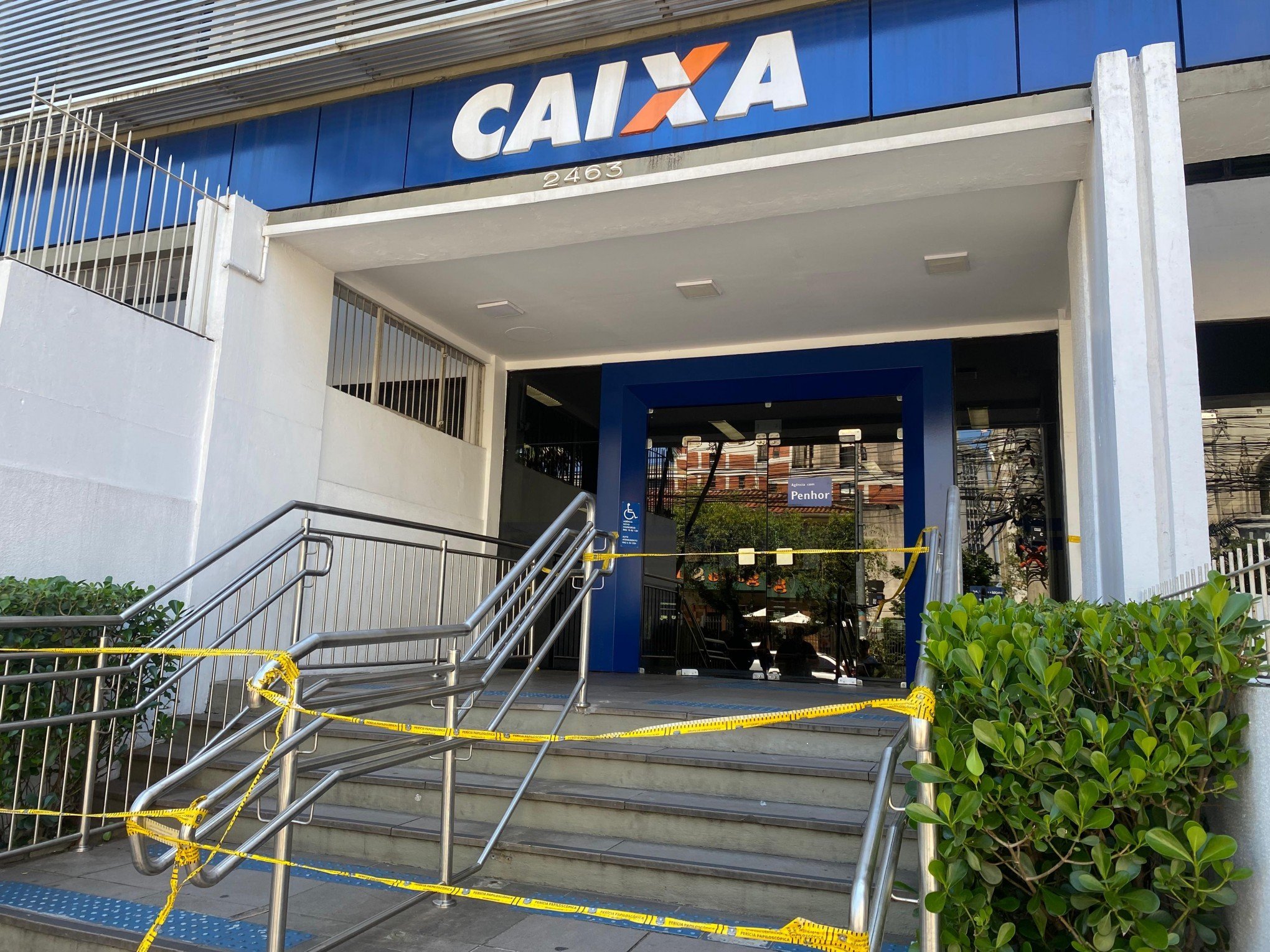 PF faz operação em agência da Caixa alvo de criminosos que colaram falso número de telefone em caixas eletrônicos