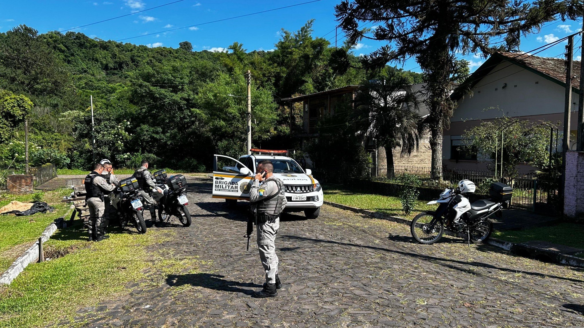 Morre assaltante baleado em troca de tiros durante roubo a residência em Estância Velha