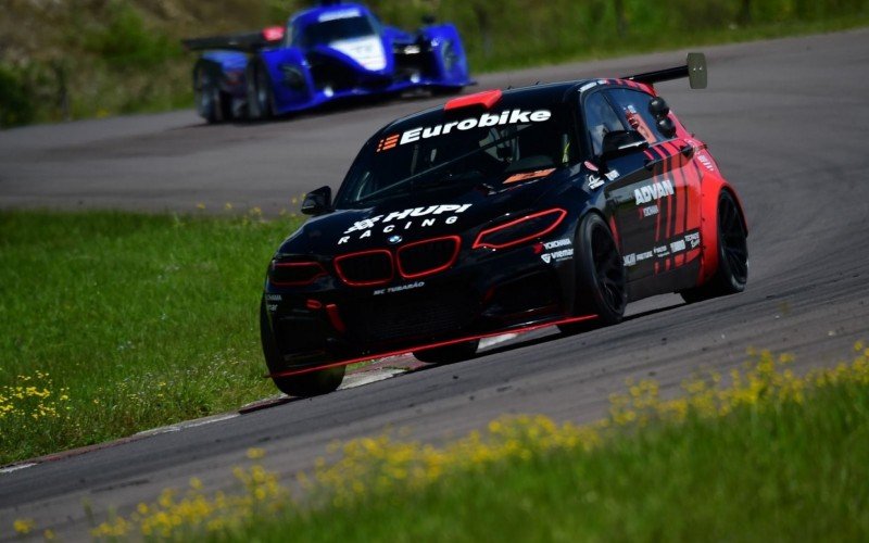 BMW 120i #5, com os pilotos Guki Toniolo e Luís Alberto Bergamaschi, venceu na categoria GT1 | abc+