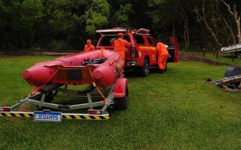 Bombeiros fazem buscas por homem desaparecido na Barragem do Salto